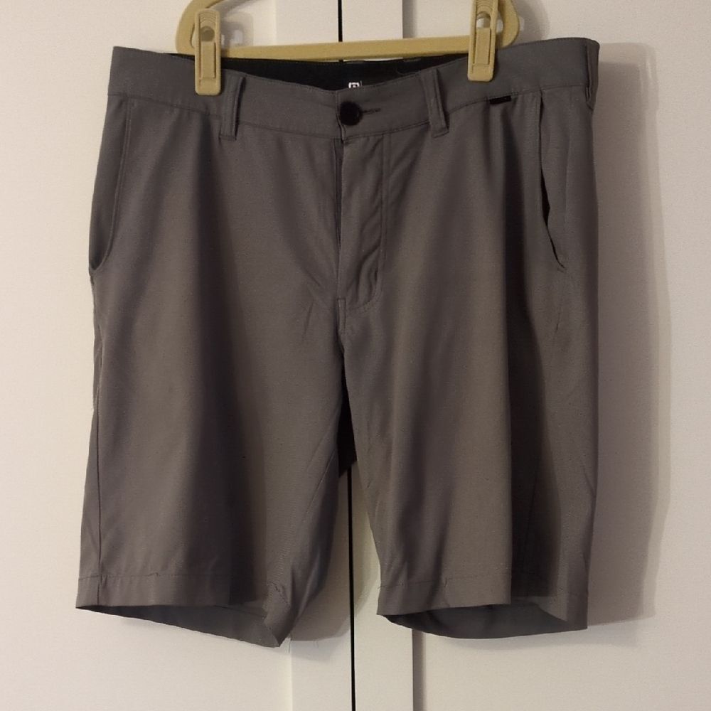 TravisMathew Men’s Gray Golf Shorts Size 32 Stretch Performance Casual